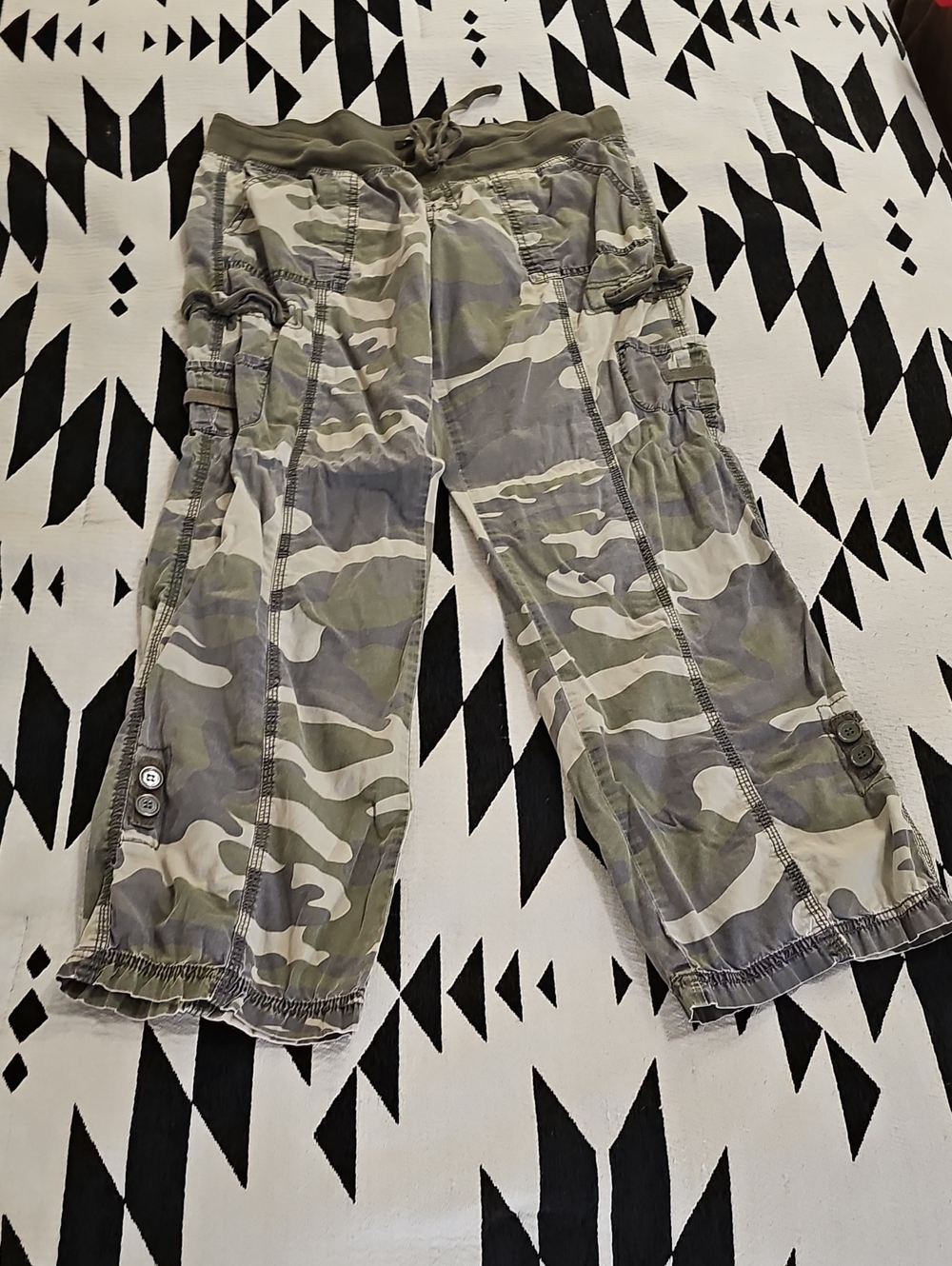 Rue21 Olive & Gray Camo Cargo Cropped Pants